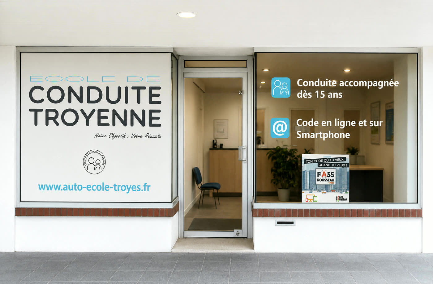 La devanture de l'École de Conduite Troyenne, 33 rue Claude Huez à Troyes