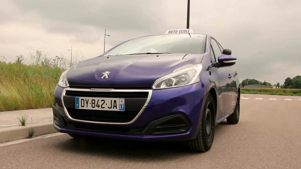 La Peugeot 208 de l'auto-école avec son panonceau