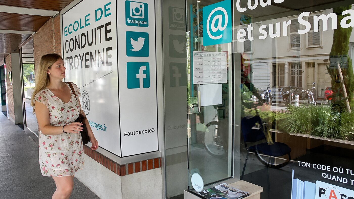 La vitrine de l'École de Conduite Troyenne